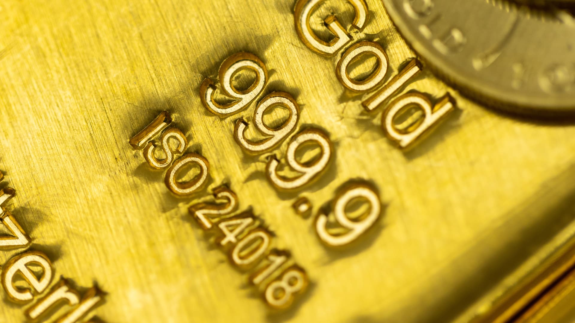 Gold Surges to Record High Above $3,400 Amid Trump’s Threats Against Fed Independence