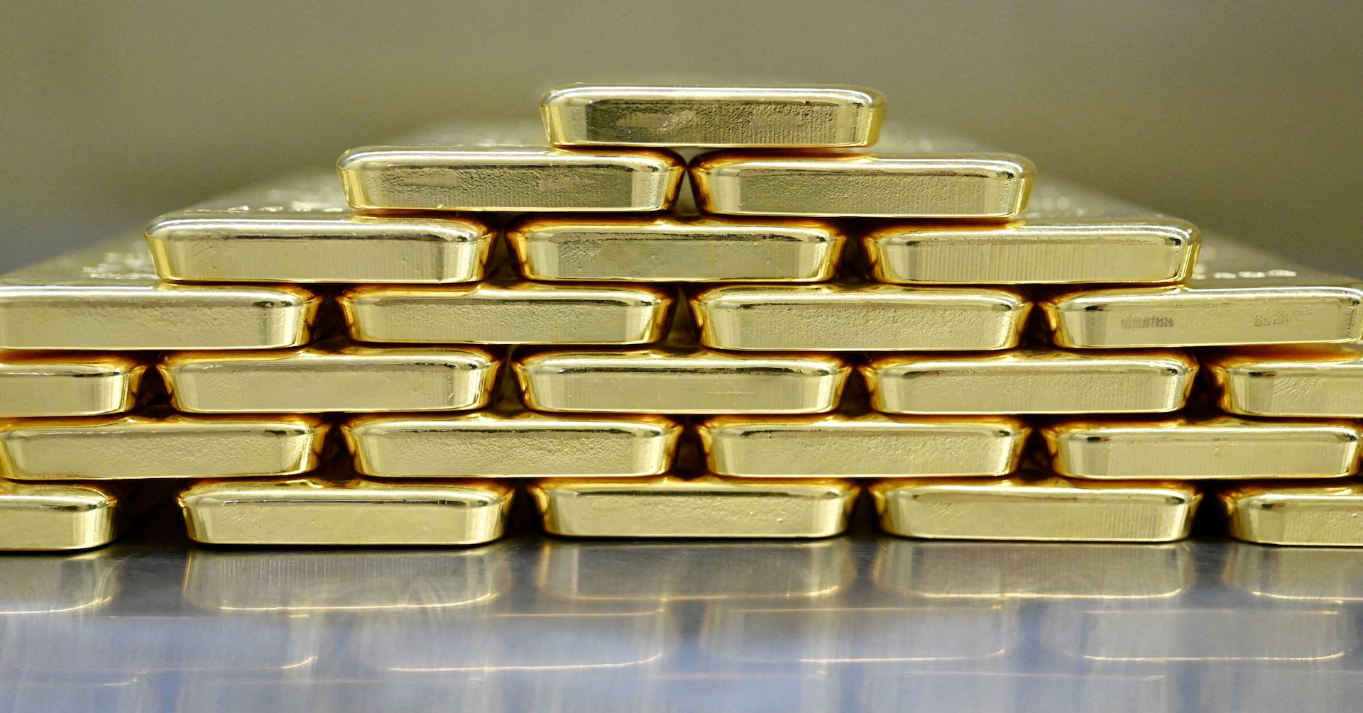 Gold Prices Decline Amid Improved US-China Trade Relations