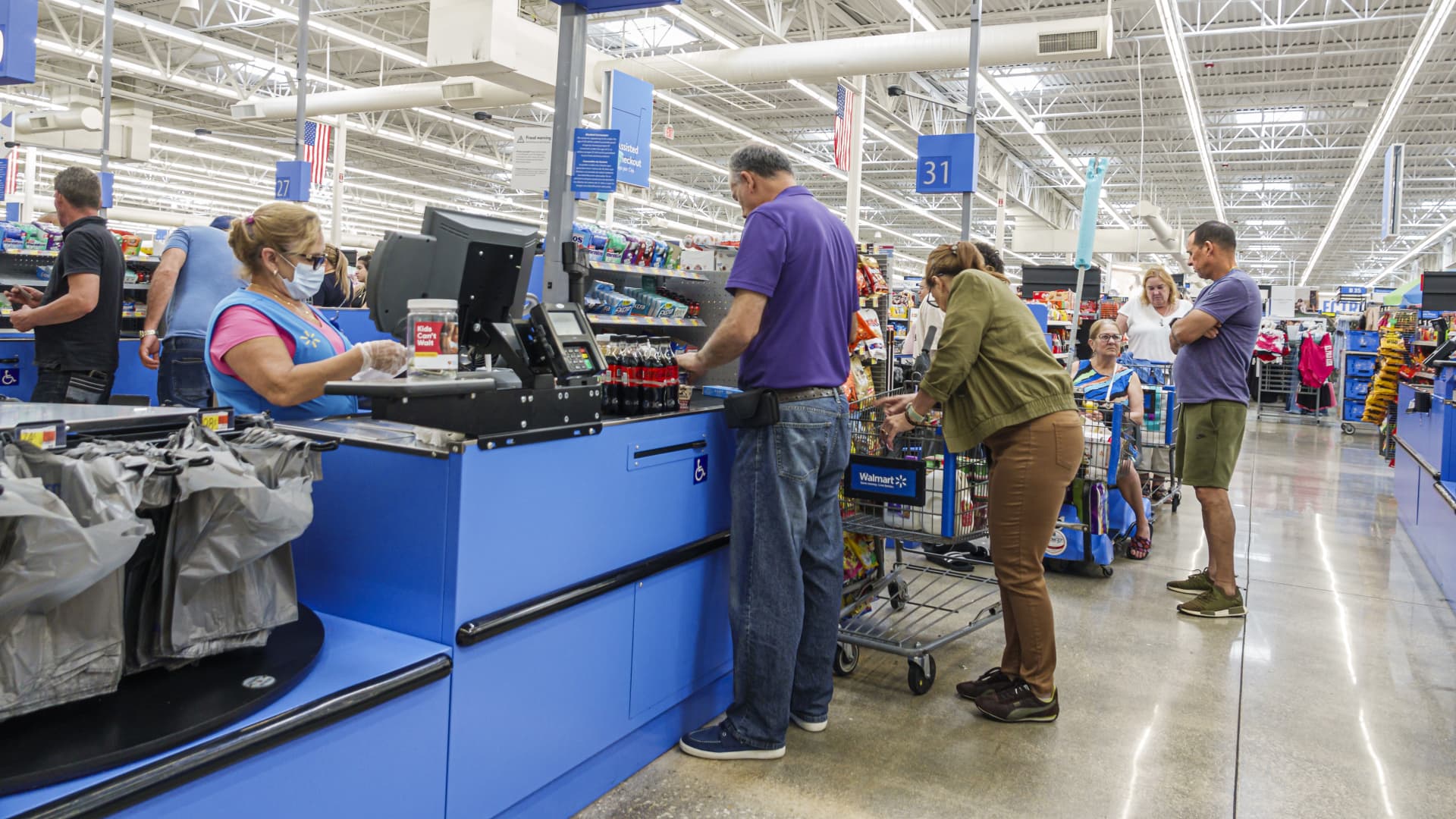 Hispanic Consumers Cut Back on Grocery Spending Amid Economic and Immigration Concerns