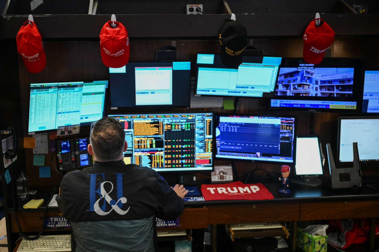 Stocks Waver as Investors Await Trade Deal Updates