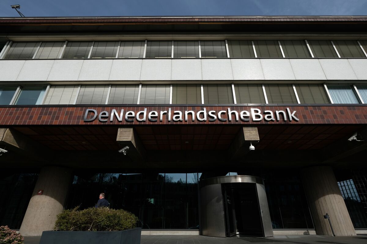 Dutch Central Bank Warns Political Instability May Affect Economy