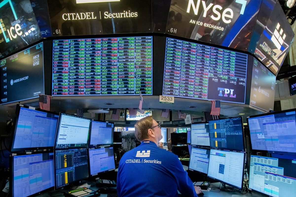 Wall Street’s Booming June Challenges Economic Pessimism