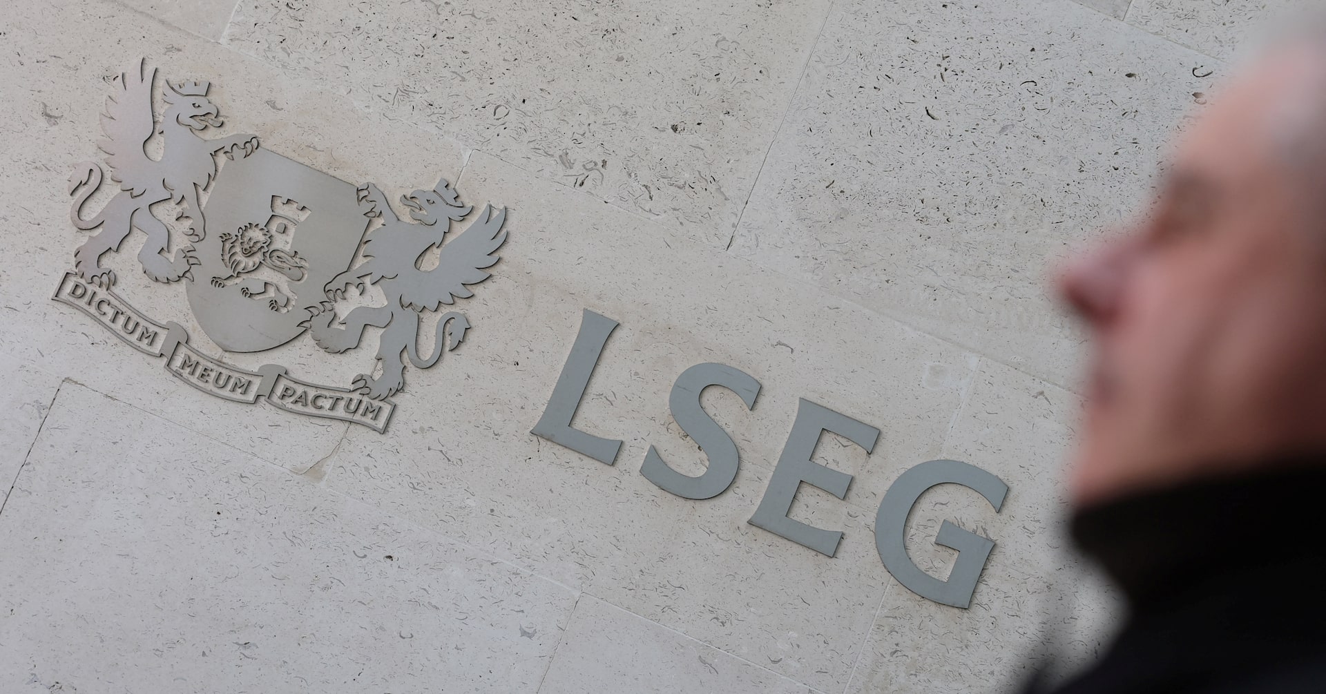 UK Midcap Stocks Reach 10-Month High Amid Earnings and Rate Speculation