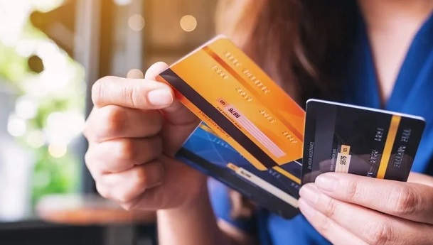 Financing Food with Credit Cards: A Sign of Economic Distress, Says Expert