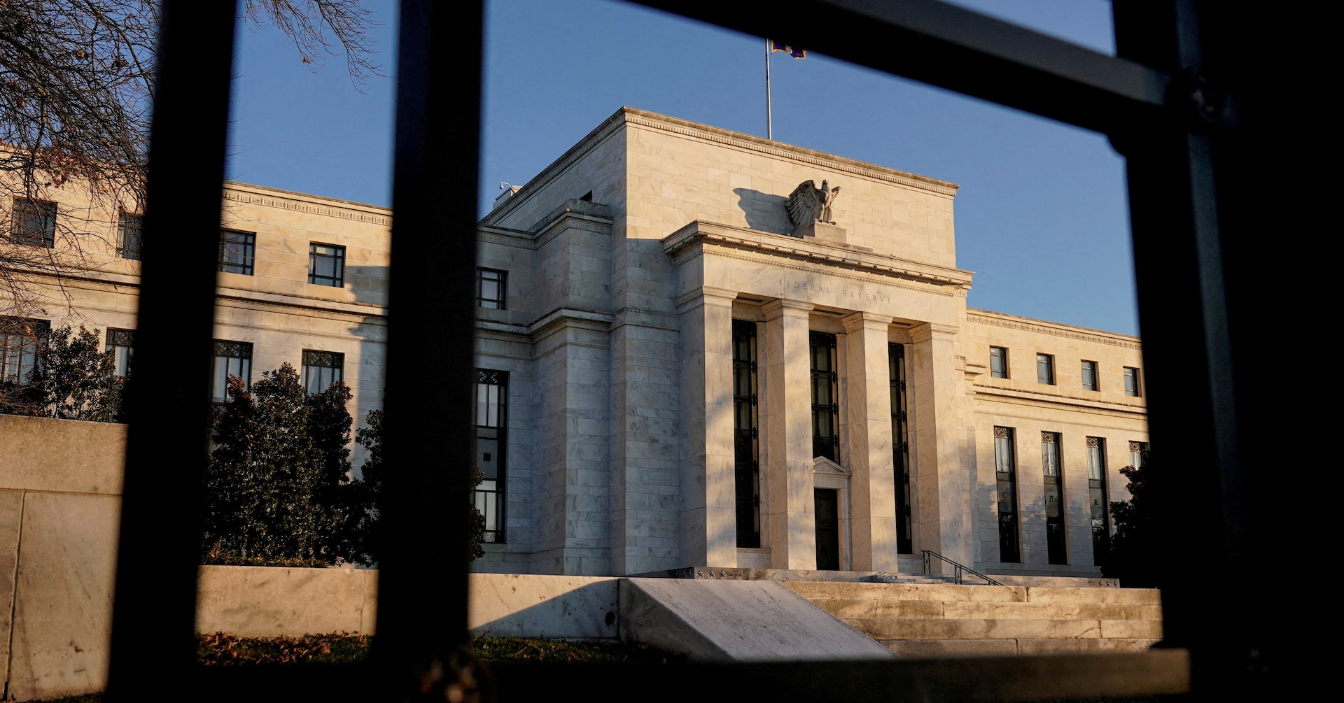 US Economic Activity Declines Amid Tariff Pressures, Fed Reports