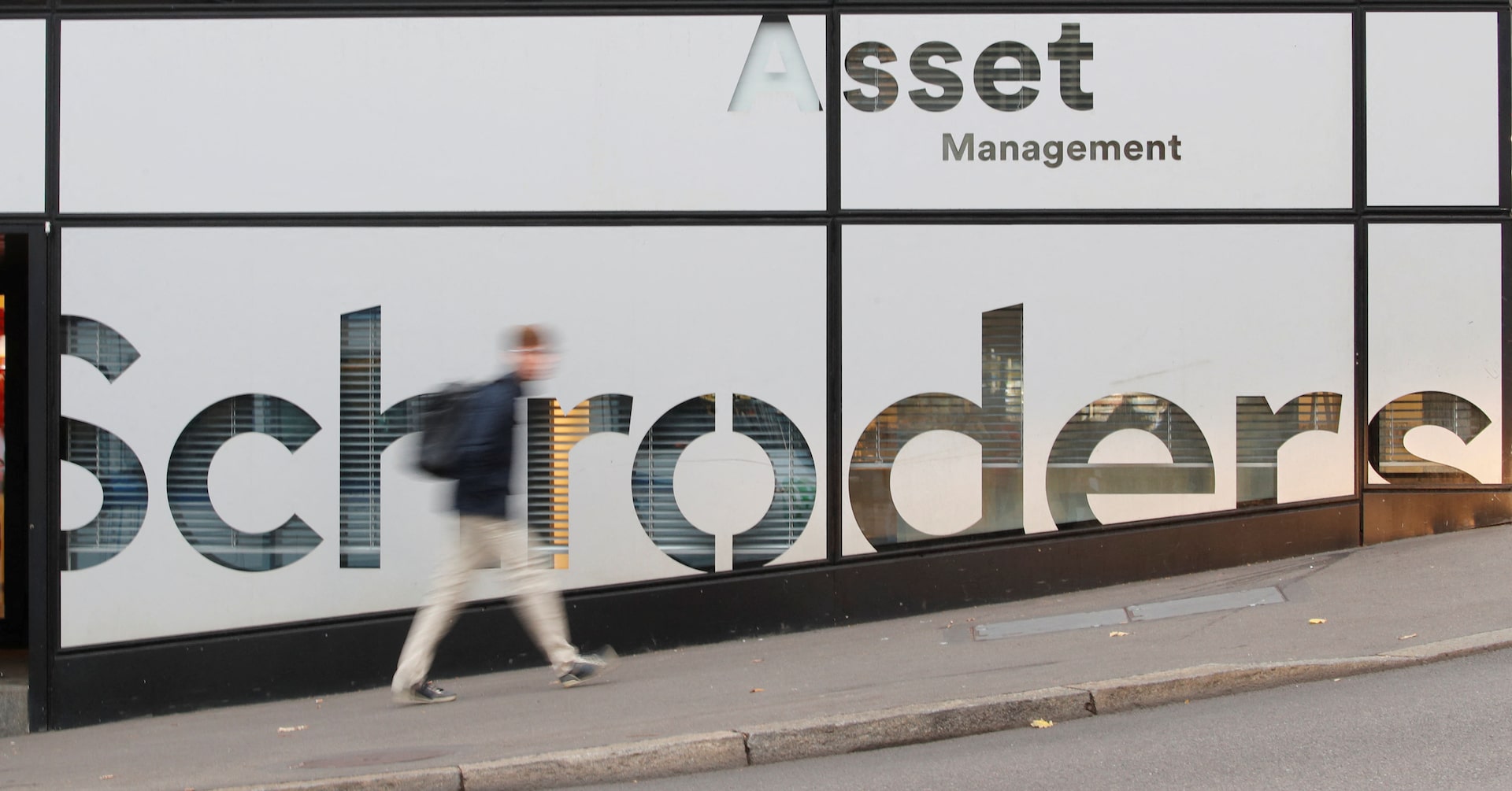 Schroders upgrades global corporate bonds on easing U.S. recession risks