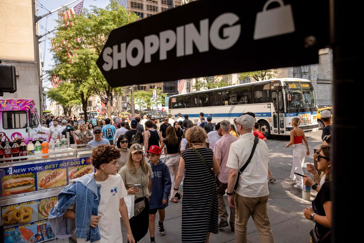 US Consumers Show Spending Strength Despite Economic Pressures