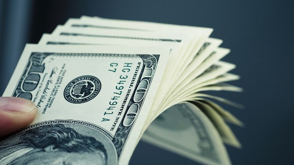 Economic Expert: Global Dollar Decline and Inflows Bolster Egyptian Pound Stability