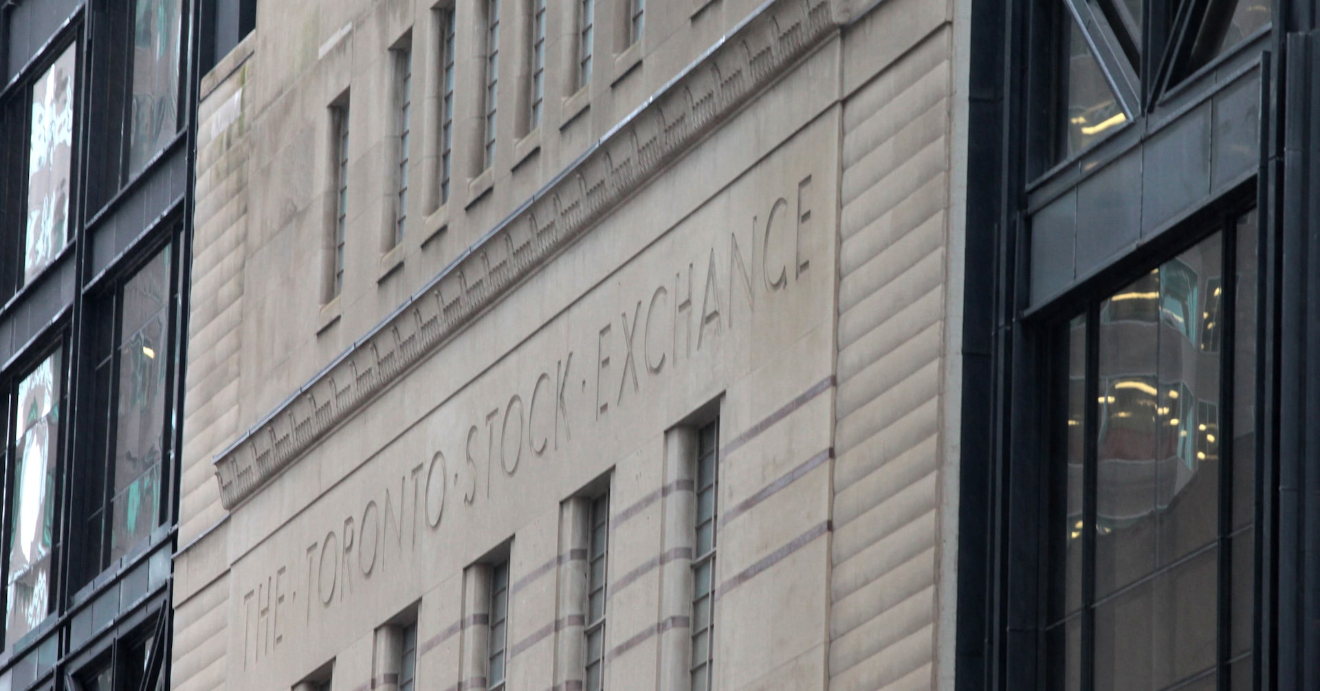 TSX Climbs to Seventh Consecutive Gain Amid Tech and Financial Sector Strength
