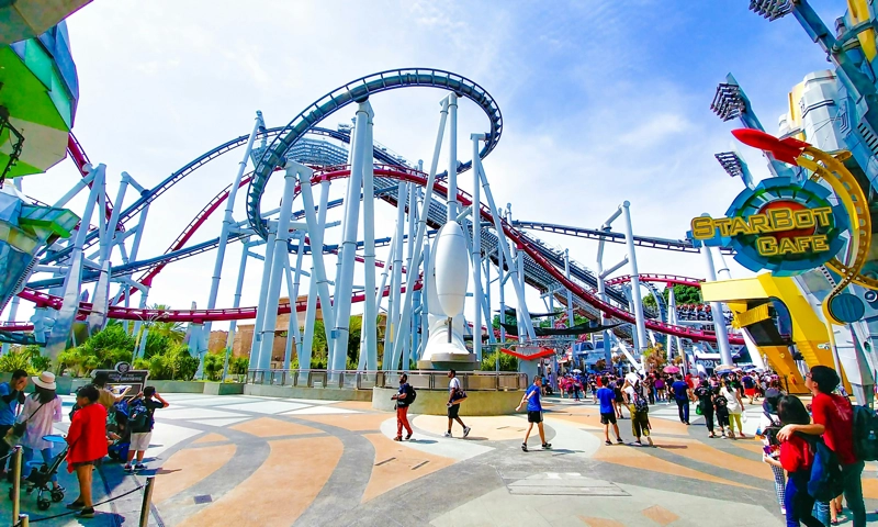 U.S. Theme Parks Navigate Economic and Weather Challenges as Visitor Patterns Shift