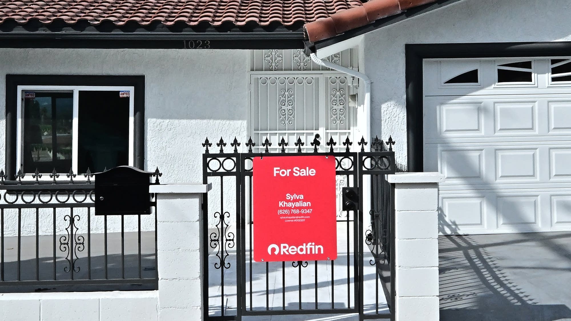 Economic Uncertainty Leaves Many Feeling Stuck Amid High Mortgage Rates and Job Market Volatility